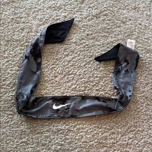 Nike Women's Camouflage Black and Gray Headband